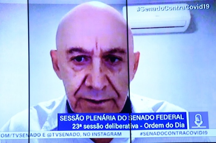 Confúcio Moura critica a liberação do uso de máscaras em ambientes fechados