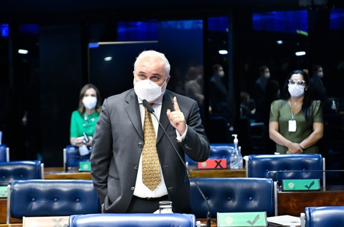 Combustíveis: a pedido do governo, votação de projetos é adiada para quinta