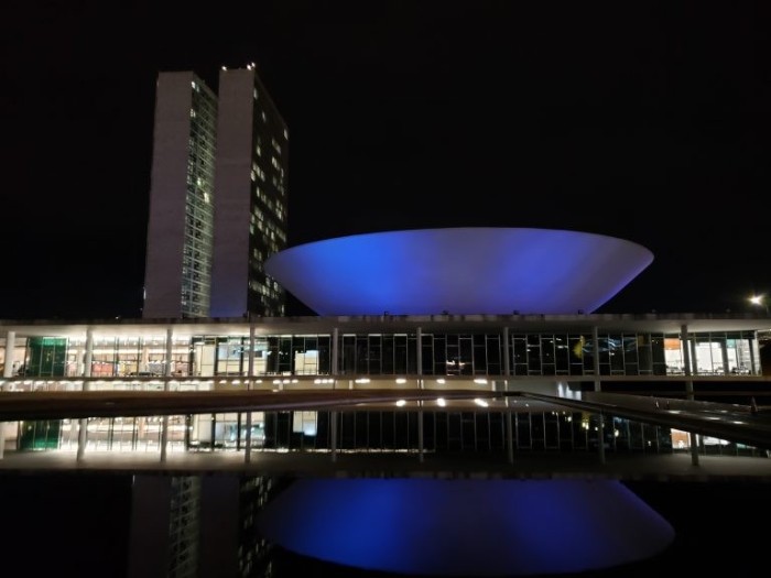 Câmara tem iluminação azul pelos dias nacionais do surdo e do atleta paralímpico