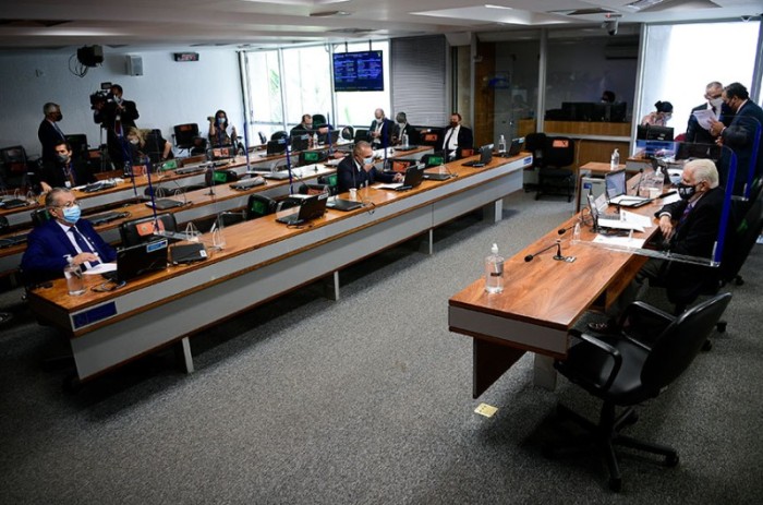 O relator do projeto, Jayme Campos (à esq.), na reunião presidida por Jaques Wagner (à dir.) - Pedro França/Agência Senado