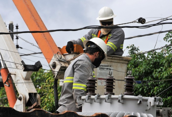 Para poda de árvores, áreas de duas RAs ficam sem energia