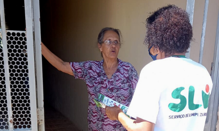 SLU entrega papa-lixo e faz mobilização para coleta seletiva em Brazlândia