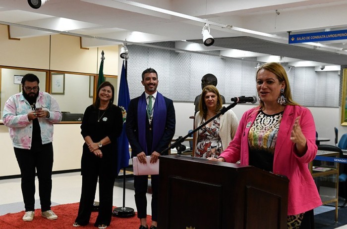 Simmy Larrat, secretária Nacional dos Direitos das Pessoas LGBTQIA+, discursa no lançamento do guia de inclusão - Foto: Roque de Sá/Agência Senado