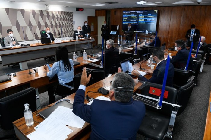 Sala da CPI nesta quarta. À mesa, o vice-presidente, Randolfe Rodrigues, o presidente, Omar Aziz, e o relator, Renan Calheiros - Marcos Oliveira/Agência Senado