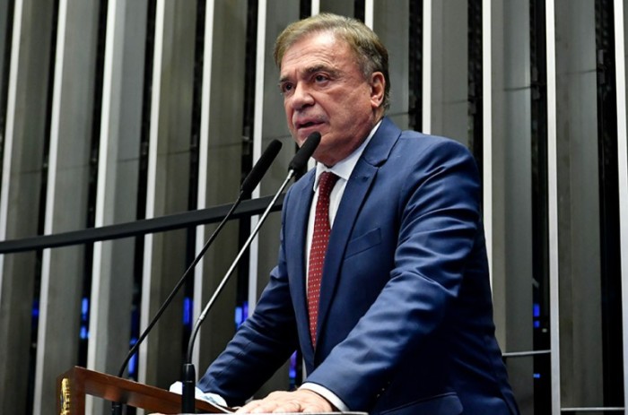 O senador Alvaro Dias (Podemos-PR) disse ser contrário ao PLP 11/2020, que altera as regras de cobrança do ICMS sobre os combustíveis - Waldemir Barreto/Agência Senado