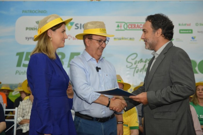 Governador entrega licença ambiental para linhas de transmissão entre Itá, Pinhalzinho e Xanxerê
