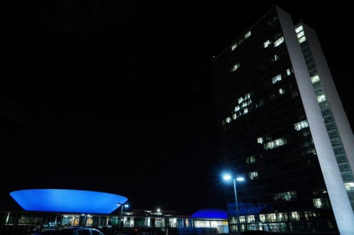 Câmara dos Deputados fica iluminada de azul até esta quarta-feira - (Foto: Pablo Valadares/Câmara dos Deputados)