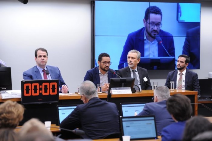 Sebastião Santos (C) prestou depoimento à CPI nesta quarta-feira - (Foto: Renato Araújo/Câmara dos Deputados)