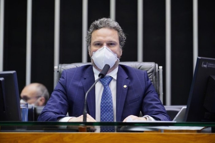 Fred Costa: projeto coíbe laudos falsos de Covid-19 ou de comorbidades - (Foto: Pablo Valadares/Câmara dos Deputados)