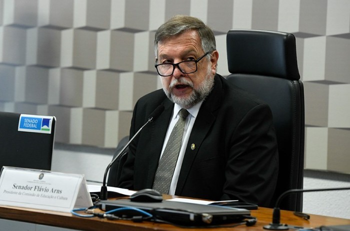 O presidente da CE, senador Flávio Arns, é o autor do requerimento para audiência desta segunda (26)