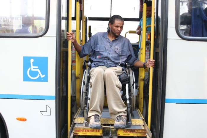 Lei dá a pessoas com prioridade de atendimento direito a acompanhante