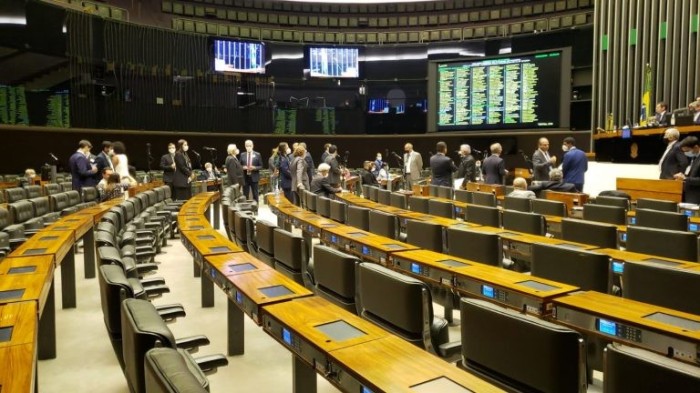 Câmara pode votar nesta quinta-feira projeto que torna fixo ICMS de combustíveis