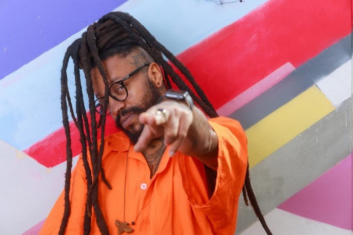 O rapper Rael e a cantora Adriana Moreira estão na #ViradaSP Online deste sábado (25)
