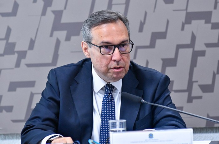 O diplomata Alexandre Guido Lopes Parola em sua sabatina na Comissão de Relações Exteriores nesta quinta - Foto: Geraldo Magela/Agência Senado
