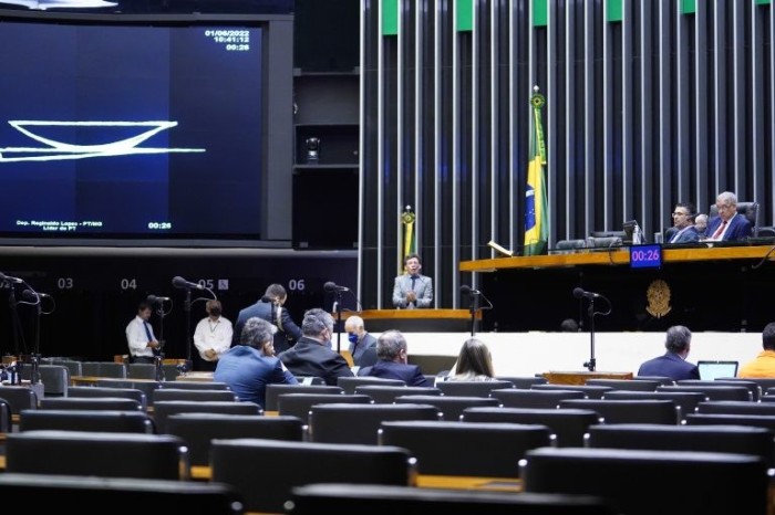 Defesa do controle estatal marca debate sobre política energética na Câmara