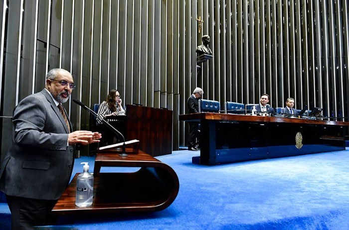 Paim (E) exaltou a carreira da atriz como diva do teatro negro brasileiro - Foto: Waldemir Barreto/Agência Senado