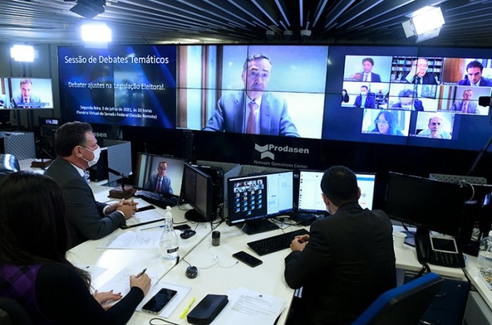 O ministro Luís Roberto Barroso, presidente do Tribunal Superior Eleitoral (TSE), participou de sessão temática no Senado nesta segunda-feira (5), para debater ajustes na legislação eleitoral