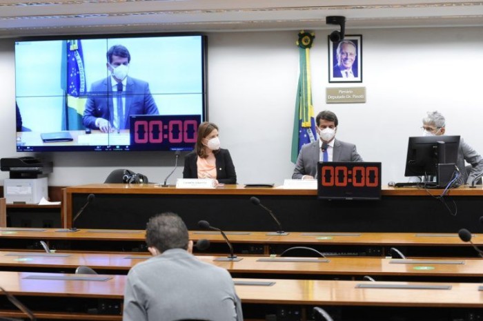Dr. Luiz Antônio Teixeira Jr. (C) prometeu atuar para agilizar a chegada de insumos importados para a fabricação de analgésicos - (Foto: Gustavo Sales/Câmara dos Deputados)
