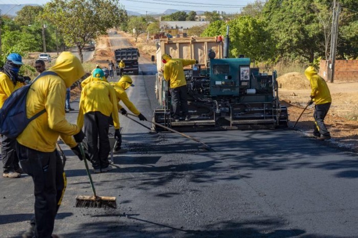 Avenida Copacabana no setor Morada do Sol começa a receber pavimentação asfáltica