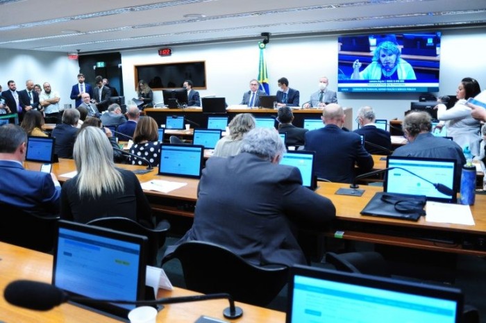 Servidores criticam governo pela falta de negociação sobre reajustes salariais