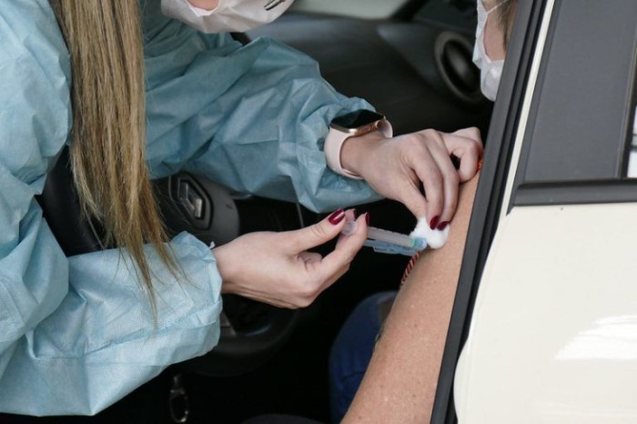 Profissional da saúde vacina pessoa no DF - (Foto: Roque de Sá/Agência Senado)