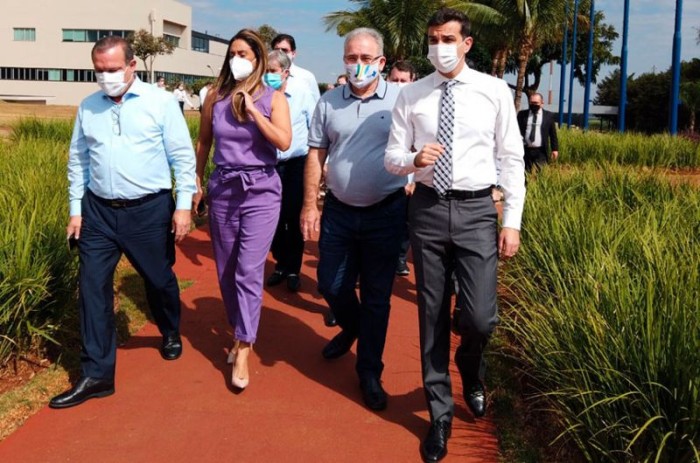 Relator da comissão, o senador Wellington Fagundes (à esq.) visitou indústria em Cravinhos (SP), junto com o ministro da Saúde, Marcelo Queiroga, e a ministra-chefe da Secretaria de Governo, Flávia Arruda - João Thiago Stilben