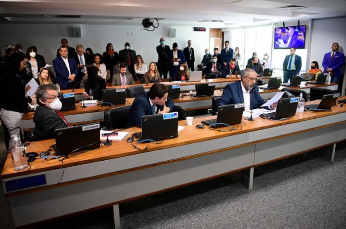 Cai emenda a projeto aprovado sobre implantação de prótese pelo SUS