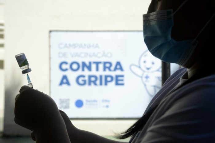 Rio de Janeiro vacina grupos prioritários de 30 a 39 anos contra gripe
