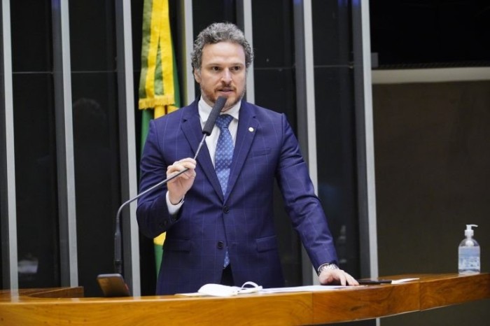 Fred Costa fez alterações na proposta para manter o equilíbrio fiscal - (Foto: Pablo Valadares/Câmara dos Deputados)