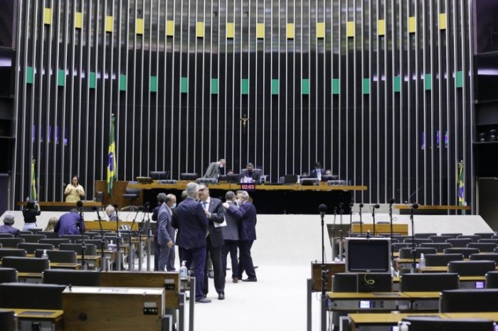 Aprovada urgência para projeto que prevê benefício fiscal a quem doar para programa de apoio a vítimas de violência doméstica; acompanhe