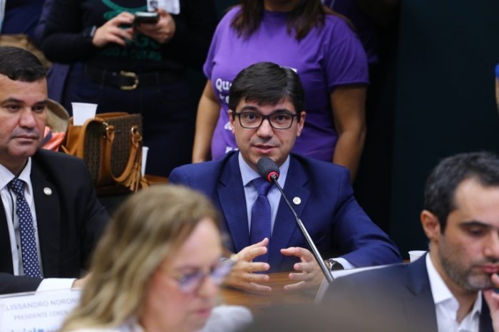 Menezes: enfermeiros querem ver o piso pago a partir de maio - (Foto: Vinicius Loures/Câmara dos Deputados)