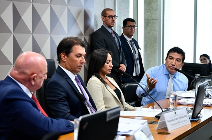 Magno Malta interroga o general GDias, ao lado de Eliziane Gama e Arthur Maia - Foto: Geraldo Magela/Agência Senado