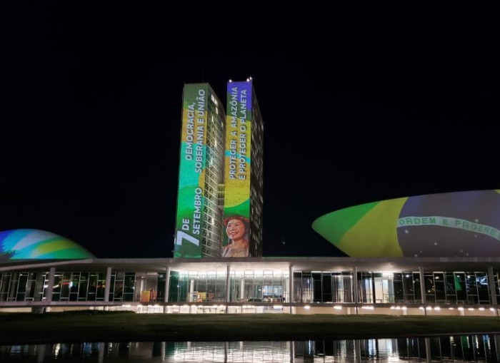 Imagens são exibidas nas cúpulas e nas torres do Senado e da Câmara - (Foto: Pierre Triboli/Câmara dos Deputados)
