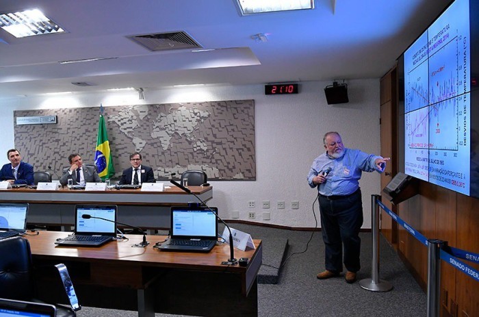 O meteorologista e professor da Universidade Federal de Alagoas Luiz Carlos Molion durante audiência pública no Senado em 2019 credito=