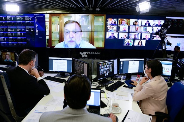 A sessão temática foi solicitada pelo senador Flávio Arns