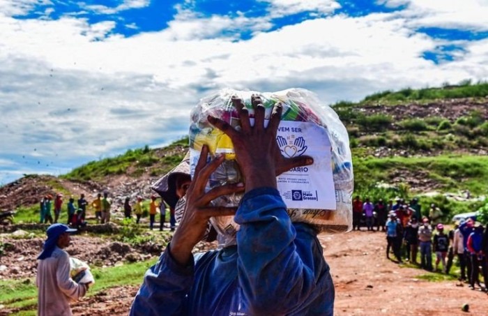 Pessoas em situação de vulnerabilidade recebem cesta básica no aterro sanitário de Cuiabá - (Foto: João Reis/Governo do Mato Grosso)