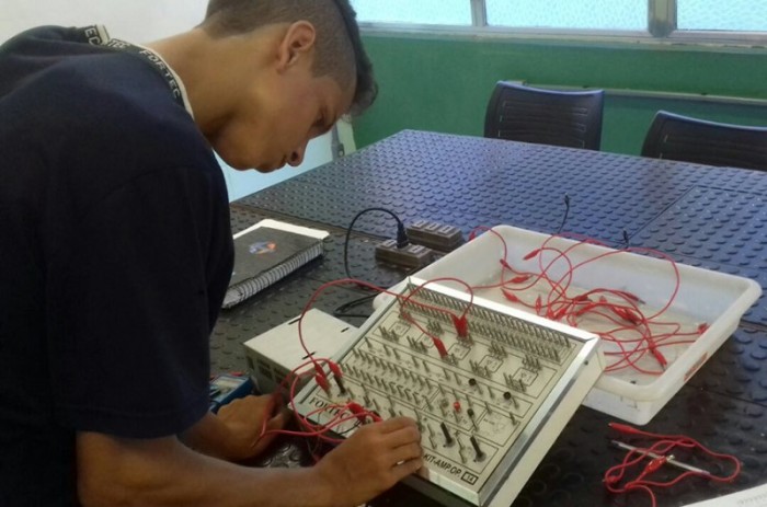 Aluno de curso técnico de mecatrônica em escola de São Paulo - Fortec
