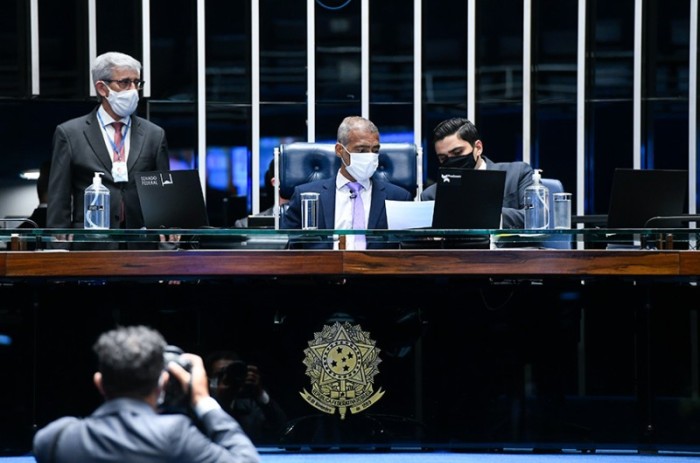 O senador Romário (PL-RJ) afirmou que não há nada mais simbólico, no mês da consciência negra, do que um negro, oriundo da favela, presidir os trabalhos do Senado