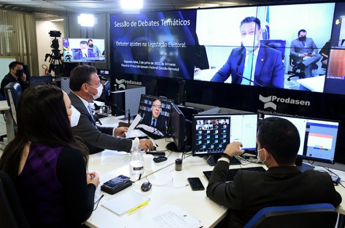 O senador Carlos Fávaro (tela) preside a sessão temática - Edilson Rodrigues/Agência Senado