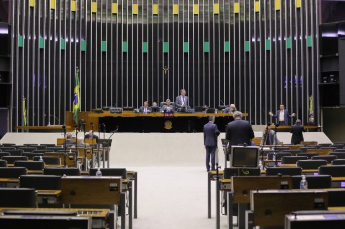 Deputados analisam propostas em Plenário; acompanhe