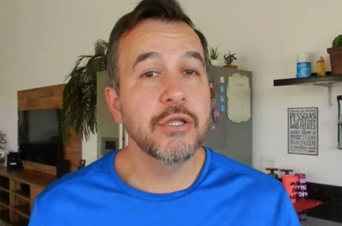 Alexandre seria autor de um "estudo" citado pelo presidente Jair Bolsonaro segundo o qual metade das mortes confirmadas no Brasil por covid-19 não teria ocorrido - Reprodução/YouTube