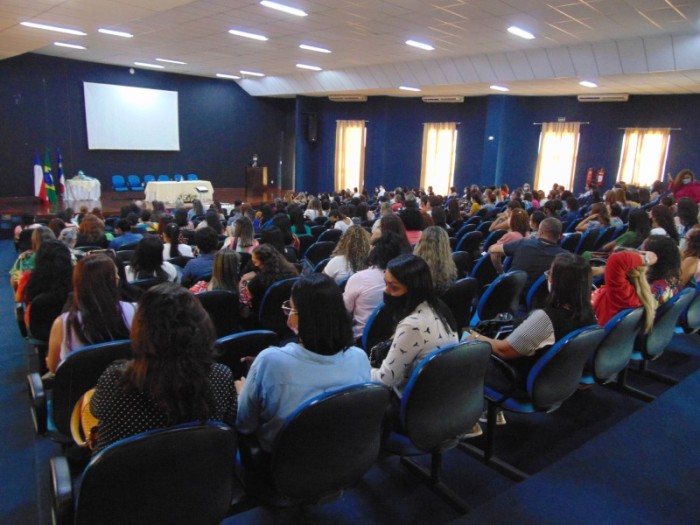 Smed apresenta Projeto Aprova Brasil e Coleção Buriti Mirim aos educadores da rede municipal