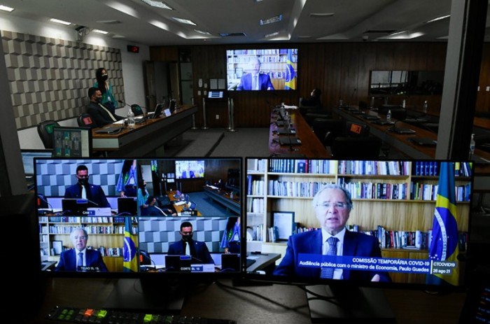 O senador Styvenson Valentim (à esq.) conduz a audiência semipresencial com Paulo Guedes - Roque de Sá/Agência Senado