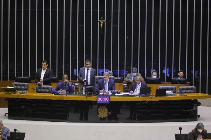Câmara aprova projeto que exige transparência sobre preço dos combustíveis; acompanhe