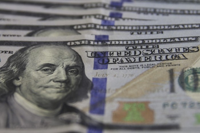 Dólar sobe para R$ 4,89 com incertezas domésticas e externas