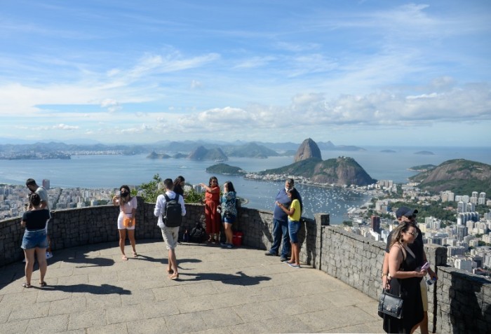 Rio recomenda cuidados sem impor restrições diante de alta da covid-19
