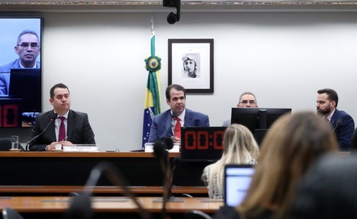 Ricardo Silva (E), relator; e Aureo Ribeiro (C), presidente da CPI - (Foto: Bruno Spada/Câmara dos Deputados)
