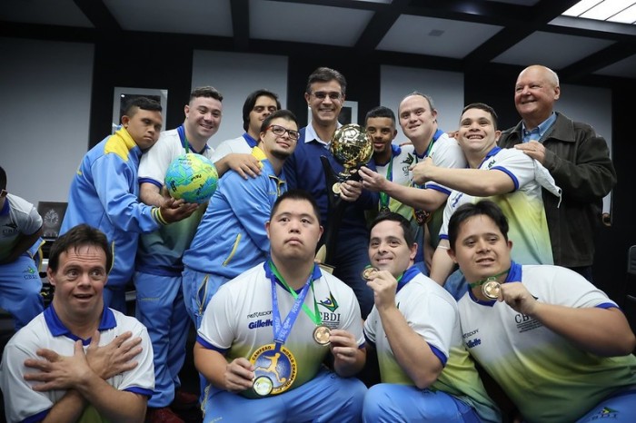 Governador e secretário de Esportes recebem seleção de Futsal Down, bicampeã do mundo