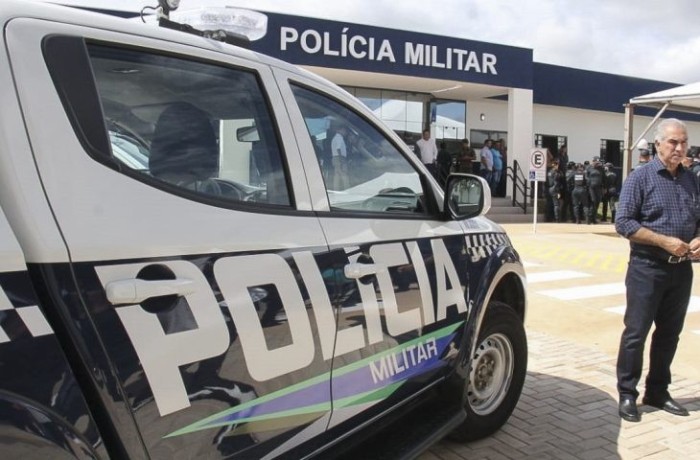 Em última agenda no interior, Reinaldo Azambuja entrega batalhão da PM e reforma de escola