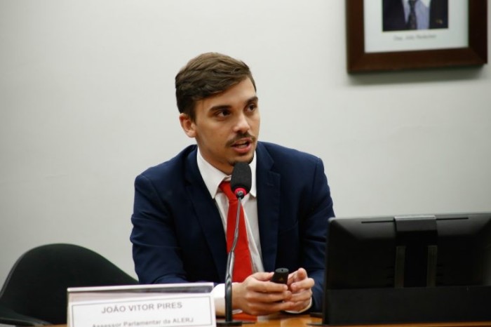 Debatedores cobram garantia de recursos e mais qualidade nos gastos com educação